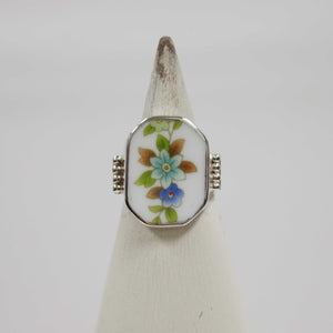 Size 7.5 Lovely Floral Ring