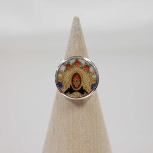 Size 9.5 Round Cameo Like Ring